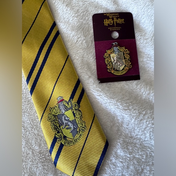 Harry Potter Hufflepuff tie and pin - Picture 1 of 3